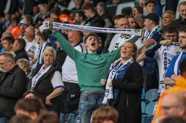 Leeds taraftarları maç öncesi Elland Road, Leeds, İngiltere 'de 16 Mayıs 2024' te oynanan yarı final yarı final yarı final yarı final Leeds United-Norwich City maçında şarkı söylüyorlar. 