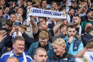 Leeds taraftarları maç öncesi Elland Road, Leeds, İngiltere 'de 16 Mayıs 2024' te oynanan yarı final yarı final yarı final yarı final Leeds United-Norwich City maçında şarkı söylüyorlar. 