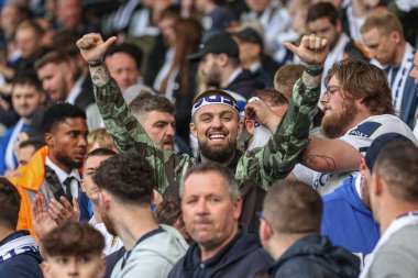 Leeds taraftarları maç öncesi Elland Road, Leeds, İngiltere 'de 16 Mayıs 2024' te oynanan yarı final yarı final yarı final yarı final Leeds United-Norwich City maçında şarkı söylüyorlar. 
