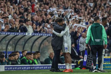 Leeds United 'ın Daniel Farke teknik direktörü Leeds United takımının Georginio Rutter' ı 16 Mayıs 2024 'te İngiltere' de Leeds Road 'da oynanan Sky Bet Play-off Yarı Final İkinci Leeds United - Norwich City maçında kucaklıyor. 