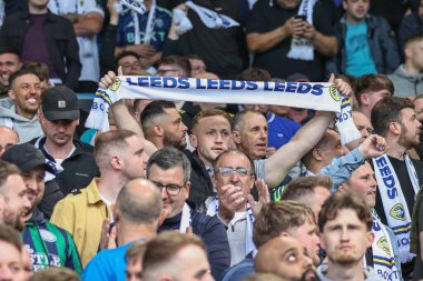 Leeds taraftarları maç öncesi Elland Road, Leeds, İngiltere 'de 16 Mayıs 2024' te oynanan yarı final yarı final yarı final yarı final Leeds United-Norwich City maçında şarkı söylüyorlar. 