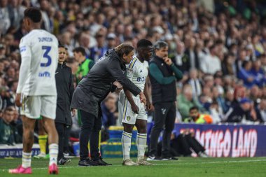 Leeds United 'dan Daniel Farke, Leeds United' tan Wilfried Gnonto 'ya talimat veriyor. 16 Mayıs 2024' te İngiltere 'nin Elland Road şehrinde oynanan Sky Bet play-off yarı final ikinci bacak Leeds United - Norwich City maçında. 
