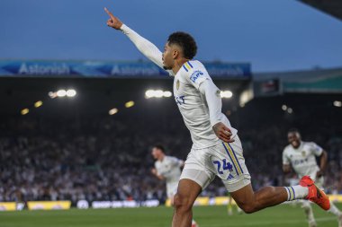Leeds United takımından Georginio Rutter, 16 Mayıs 2024 'te İngiltere' nin Elland Road kentinde oynanan Yarı Final İkinci Leg United - Norwich City maçında 3-0 berabere kalma golünü kutluyor. 