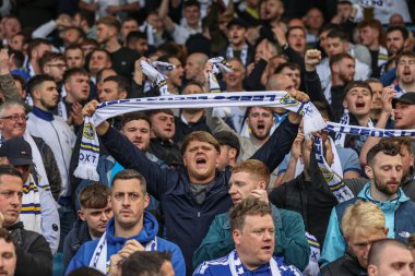Leeds taraftarları maç öncesi Elland Road, Leeds, İngiltere 'de 16 Mayıs 2024' te oynanan yarı final yarı final yarı final yarı final Leeds United-Norwich City maçında şarkı söylüyorlar. 