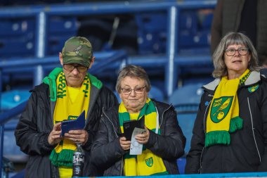 Norwich taraftarları 16 Mayıs 2024 'te İngiltere, Leeds' deki Elland Road, Leeds 'e karşı oynanan Gökyüzü İddia Şampiyonası Yarı Final İkinci Bacaklı Leeds City play-off maçına geldiler. 