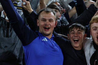 Leeds taraftarları, 16 Mayıs 2024 'te İngiltere, Leeds, Elland Road' da oynanan yarı final yarı final yarı final Leeds United - Norwich City maçında 4-0 önde olmalarını kutluyor. 
