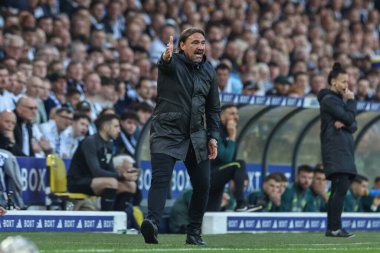 Leeds United takımının teknik direktörü Daniel Farke takımının talimatlarını 16 Mayıs 2024 'te İngiltere, Leeds' teki Elland Road 'da oynanan Yarı Final İkinci Leeds United - Norwich City maçında veriyor. 