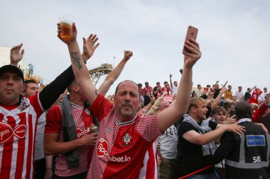 Southampton, 17 Mayıs 2024 'te St Mary Stadyumu, Southampton' daki Southampton-West Bromwich Albion maçının yarı final play-off maçı öncesinde takım otobüsüne hoş geldin diyor.