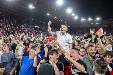 Southampton taraftarları, 17 Mayıs 2024 'te St Mary Stadyumu, Southampton, Southampton' da oynanan yarı final yarı final yarı final maçının ardından 3-1 kazandıkları maçı kutlarken sahaya akın ediyorlar.