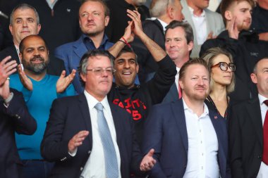 Birleşik Krallık Başbakanı Rishi Sunak, Gökyüzü İddia Şampiyonası play-off yarı final maçında Southampton Batı Bromwich Albion 'a karşı St Mary Stadyumu, Southampton, İngiltere, 17 Mayıs 2024