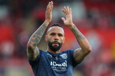 West Bromwich Albion takımından Kyle Bartley, 17 Mayıs 2024 'te St Mary Stadyumu, Southampton, Southampton' da oynanan yarı final yarı final yarı final yarı final karşılaşmasında taraftarlarını alkışlıyor.