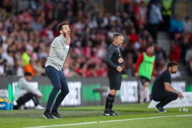 West Bromwich Albion takımının teknik direktörü, 17 Mayıs 2024 'te St Mary Stadyumu, Southampton, Southampton, İngiltere' de oynanan yarı final yarı final yarı final ikinci bacak maçında takımını cesaretlendiriyor.