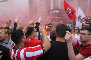 Southampton, 17 Mayıs 2024 'te St Mary Stadyumu, Southampton' daki Southampton-West Bromwich Albion maçının yarı final play-off maçı öncesinde takım otobüsüne hoş geldin diyor.