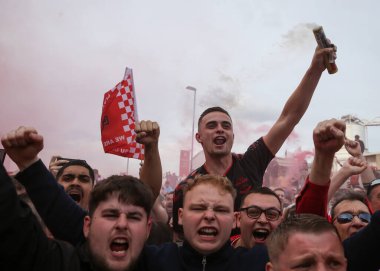 Southampton, 17 Mayıs 2024 'te St Mary Stadyumu, Southampton' daki Southampton-West Bromwich Albion maçının yarı final play-off maçı öncesinde takım otobüsüne hoş geldin diyor.
