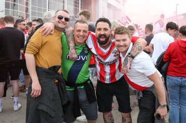 Southampton taraftarları, 17 Mayıs 2024 'te St Mary Stadyumu, Southampton, Southampton, İngiltere' de oynanan yarı final yarı final yarı final yarı final karşılaşması öncesi takım otobüsüne gülümsüyor.