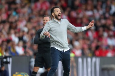 West Bromwich Albion takımının teknik direktörü Carlos Corbern, 17 Mayıs 2024 'te İngiltere' nin Southampton şehrindeki St. Mary Stadyumu 'nda oynanan yarı final yarı final yarı final yarı final yarı final maçında...