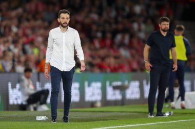 West Bromwich Albion takımının teknik direktörü Carlos Corbern, 17 Mayıs 2024 'te İngiltere' nin Southampton şehrindeki St. Mary Stadyumu 'nda oynanan yarı final yarı final yarı final maçında Southampton-West Bromwich Albion maçında...