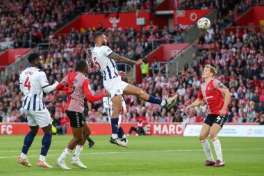 West Bromwich Albion takımından Kyle Bartley, 17 Mayıs 2024 'te İngiltere' nin Southampton şehrindeki St.Mary Stadyumu 'nda oynanan yarı final yarı final yarı final yarı final yarı final ikinci bacak maçında kaleye doğru ilerliyor.