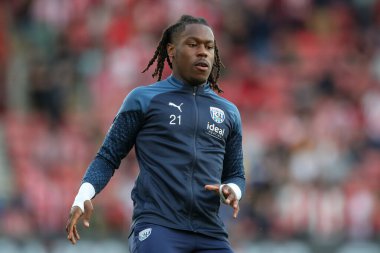 West Bromwich Albion takımından Brandon Thomas-Asante, 17 Mayıs 2024 'te St Mary Stadyumu, Southampton, Southampton' da oynanan yarı final yarı final yarı final yarı final maçında ısınıyor.