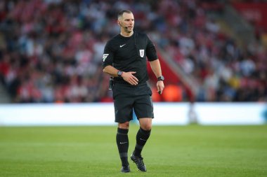 Hakem Tim Robinson, 17 Mayıs 2024 'te İngiltere' nin Southampton Stadyumu 'nda oynanan yarı final yarı final ikinci bacak maçında Southampton-West Bromwich Albion maçında...