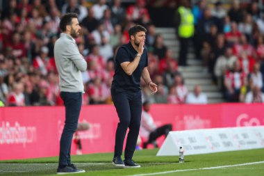 Southampton takımının teknik direktörü Russell Martin, 17 Mayıs 2024 'te Southampton, Southampton' daki Southampton-West Bromwich Albion 'a karşı oynanan yarı final yarı final yarı final maçında oyuncularına talimat veriyor.