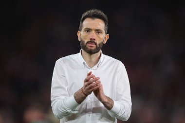 West Bromwich Albion takımının teknik direktörü Carlos Corbern, 17 Mayıs 2024 'te St Mary Stadyumu Southampton, Southampton' da oynanan yarı final yarı final yarı final yarı final maçında taraftarlarını alkışlıyor.