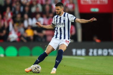 West Bromwich Albion takımından Yokulu, 17 Mayıs 2024 'te St Mary Stadyumu, Southampton, Southampton' da oynanan yarı final yarı final yarı final maçında pas veriyor.