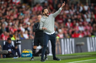 West Bromwich Albion takımının teknik direktörü Carlos Corbern, 17 Mayıs 2024 'te İngiltere' nin Southampton Stadyumu 'nda oynanan yarı final yarı final yarı final yarı final yarı final maçında oyuncularına talimat verir.