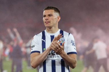 West Bromwich Albion takımından Conor Townsend, 17 Mayıs 2024 'te İngiltere' nin Southampton Stadyumu 'nda oynanan yarı final yarı final yarı final yarı final maçında taraftarlarını alkışlıyor.