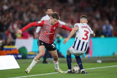 West Bromwich Albion takımından Conor Townsend, Southampton 'dan David Brooks' u 17 Mayıs 2024 'te St Mary Stadyumu, Southampton, Southampton' daki Southampton-West Bromwich Albion maçında yendi. 