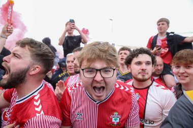 Southampton, 17 Mayıs 2024 'te St Mary Stadyumu, Southampton' daki Southampton-West Bromwich Albion maçının yarı final play-off maçı öncesinde takım otobüsüne hoş geldin diyor.