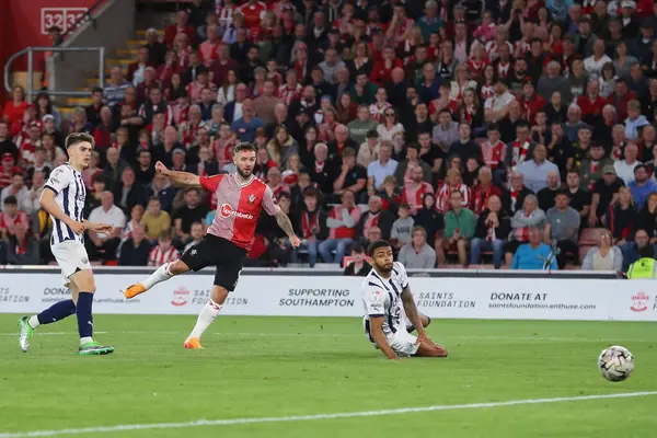 Southampton 'dan Adam Armstrong, 17 Mayıs 2024' te St Mary Stadyumu, Southampton, İngiltere 'de oynanan yarı final yarı final yarı final maçında Southampton-West Bromwich Albion maçında 2-0 Southampton' a yükseldi.