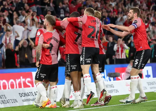 Southampton 'dan Smallbone, 17 Mayıs 2024' te St Mary Stadyumu, Southampton, Southampton 'daki Southampton-West Bromwich Albion maçında 1-0 Southampton' a yükselme hedefini kutluyor.