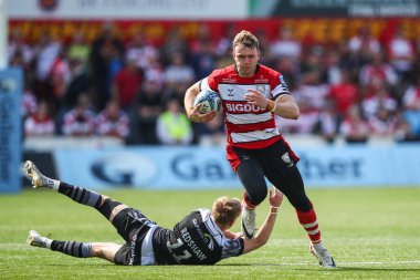 Gloucester Rugby 'den Ollie Thorley, 18 Mayıs 2024' te İngiltere 'nin Kingsholm Stadyumu' nda oynanan Gloucester Rugby-Newcastle Falcons maçında topa vuruyor. 