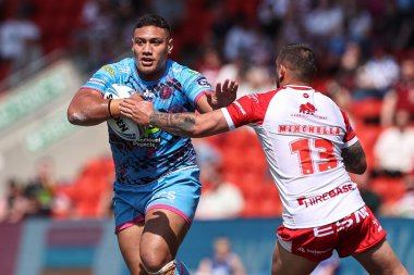 Wigan Warriors 'dan Patrick Mago, 18 Mayıs 2024' te Birleşik Krallık 'ın Doncaster kentindeki Eco-Power Stadyumu' nda oynanan Betfred Challenge Cup Yarı-Final Hull KR-Wigan Warriors maçında Hull KR 'dan Elliot Minchella ile karşı karşıya geldi.