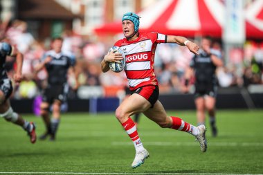 Gloucester Rugby 'den Josh Hathaway, 18 Mayıs 2024' te İngiltere 'nin Kingsholm Stadyumu' nda oynanan Gloucester Rugby-Newcastle Falcons maçında topa vuruyor. 