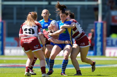 Leeds Rhinos takımından Bethan Dainton, 19 Mayıs 2024 'te Wicked Stadyumu, St Helens, İngiltere' de oynanan Betfred Kadınlar Yarışma Kupası yarı final karşılaşmasında Wigan Warriors 'u savundu.