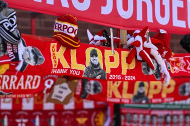Anfield dışındaki bir hediyelik eşya tezgahında Jurgen Klopp Eşarp, 19 Mayıs 2024 'te Anfield, Liverpool, İngiltere' de oynanan Premier League maçı öncesinde Liverpool, Wolverhampton Wanderers 'a karşı. 