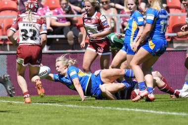 Leeds Rhinos takımından Keara Bennett, 19 Mayıs 2024 'te St Helens, İngiltere' deki Wicked Stadyumu 'nda oynanan Betfred Kadınlar Yarıfinal karşılaşmasında sayı yapmak için çizgiyi geçti.