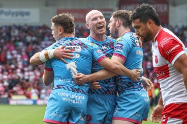 Wigan Warriors 'dan Jake Wardle, 18 Mayıs 2024' te Birleşik Krallık 'ın Doncaster şehrinde düzenlenen Betfred Challenge Cup Yarı-Final Hull KR-Wigan Warriors maçında takım arkadaşlarıyla yaptıkları denemeyi kutluyor.