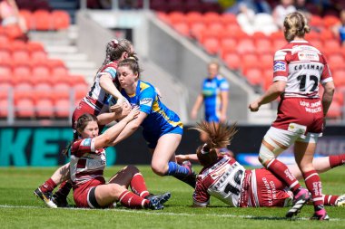 Leeds Rhinos takımından Izzy Northrop, 19 Mayıs 2024 'te Wicked Stadyumu, St Helens, İngiltere' de oynanan Betfred Kadınlar Yarışma Kupası yarı final karşılaşmasında Wigan Warriors 'a karşı Wigan Warriors' u savundu.