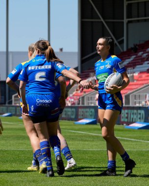 Leeds Rhinos takımından Ruby Enright, 19 Mayıs 2024 'te St Helens, İngiltere' deki Wicked Stadyumu 'nda oynanan Betfred Kadınlar Yarıfinal karşılaşmasında attığı golle takım arkadaşlarıyla kutluyor.