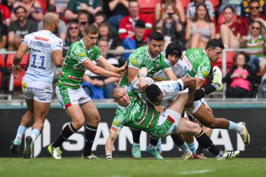 Leicester Kaplanları 'ndan Mike Brown, Gallagher Premiership maçında Exeter Chiefs' ten Immanuel Feyi-Waboso tarafından Mattioli Woods Welford Road 'da Leicester Tigers Exeter Chiefs' e karşı 18 Mayıs 2024 'te oynanan karşılaşmada yenildi.