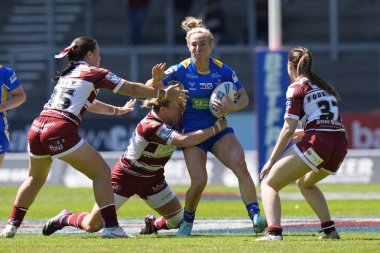 Leeds Rhinos takımından Izzy Northrop, 19 Mayıs 2024 'te Wicked Stadyumu, St Helens, İngiltere' de oynanan Betfred Kadınlar Yarışma Kupası yarı final karşılaşmasında Wigan Warriors 'a karşı Wigan Warriors' u savundu.