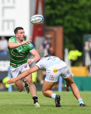 Leicester Tigers 'dan Matt Scott topu Exeter Chiefs' ten Zack Wimbush 'un Gallagher Premiership maçında Leicester Tigers' a karşı Exeter Chiefs 'in 18 Mayıs 2024' te Mattioli Woods Welford Road, Leicester, İngiltere 'de oynadığı maça rağmen yüklüyor.