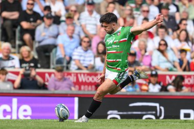 Leicester Tigers takımından Kieran Wilkinson, 18 Mayıs 2024 tarihinde Leicester Premiership maçında Mattioli Woods Welford Road, Leicester, İngiltere 'de Leicester Tigers - Exeter Chiefs maçında penaltı attı.