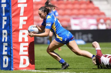 Leeds Rhinos takımından Ruby Enright, 19 Mayıs 2024 'te St Helens, İngiltere' deki Wicked Stadyumu 'nda oynanan Betfred Kadınlar Yarıfinal karşılaşmasında gol atmak için çizgiyi geçiyor.