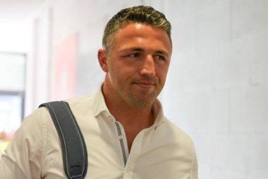 Warrington Wolves 'un baş antrenörü Sam Burgess, 19 Mayıs 2024' te oynanan Betfred Challenge Kupası yarı final maçından önce stadyuma geldi.