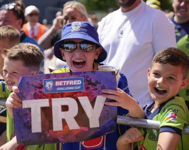 Genç Warrington Wolves taraftarı, 19 Mayıs 2024 'te Birleşik Krallık' ın başkenti St Helens 'te oynanan Betfred Challenge Kupası yarı final maçı Huddersfield Giants ve Warrington Wolves maçından önce takımlarının gelmesini bekliyor.