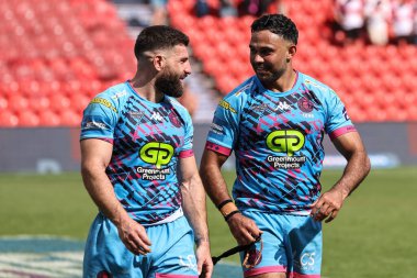 Wigan Savaşçıları 'ndan Abbas Miski ve Wigan Savaşçıları' ndan Bevan Fransızları, 18 Mayıs 2024 'te İngiltere' nin Doncaster kentinde düzenlenen Betfred Challenge Kupası Yarı-Final Hull KR v Wigan Warriors maçında zaferlerini kutluyorlar.